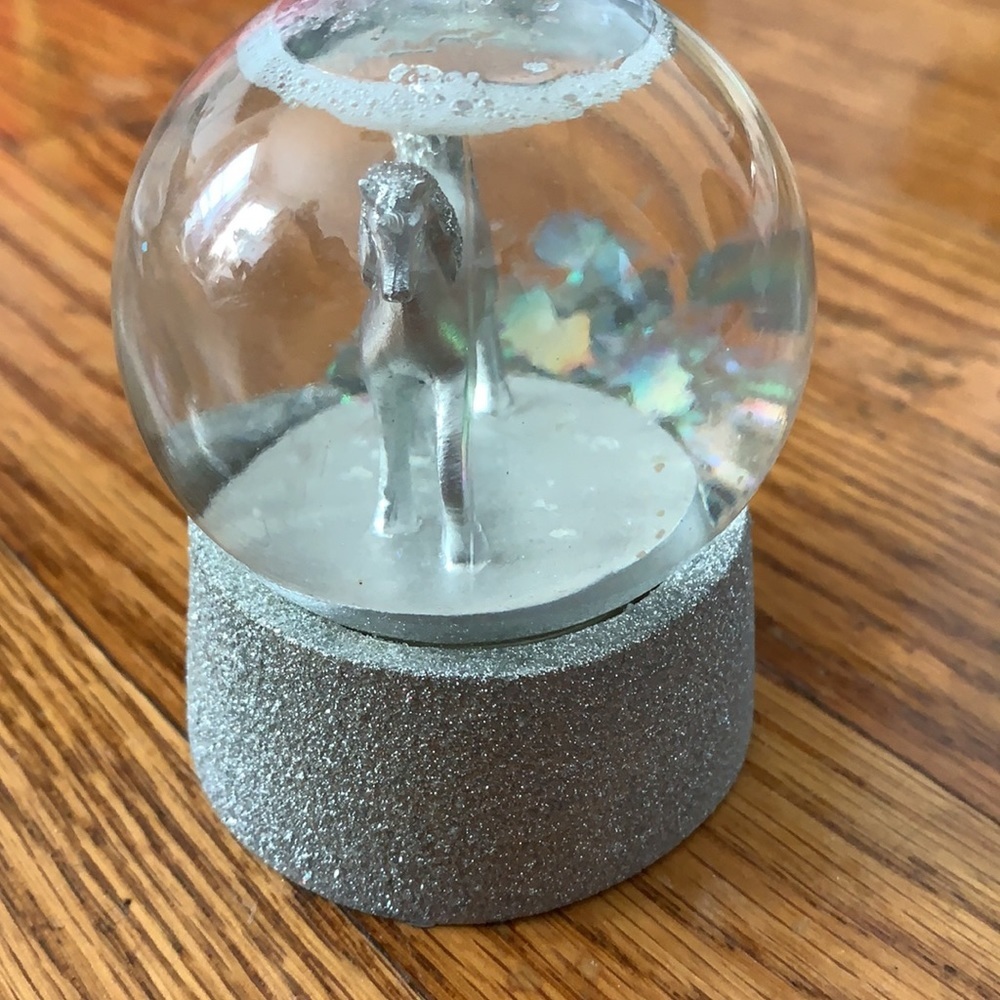 Mini Snow globe with unicorn inside cute mini Snowglobe glitter silver Claire’s - Picture 5 of 14